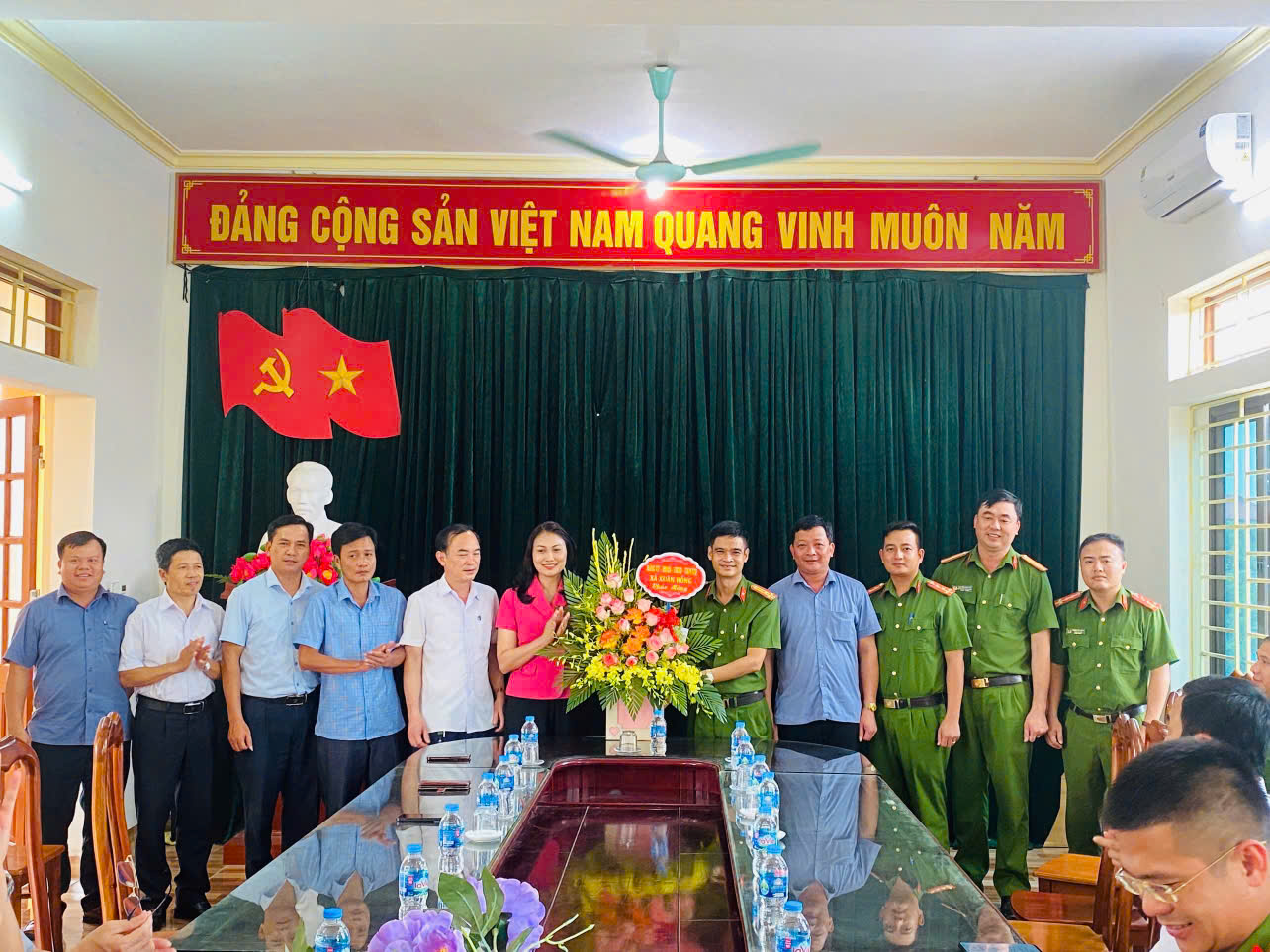 Lãnh đạo địa phương chúc mừng Công an xã nhân dịp kỷ niệm 80 năm ngày truyền thống CAND Việt Nam (19/8/1945 - 19/8/2025) và 20 năm Ngày hội toàn dân bảo vệ ANTQ (19/8/2005 - 19/8/2025) 
