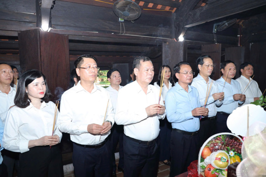 Các đồng chí lãnh đạo tỉnh dâng hương tưởng niệm 37 năm Ngày mất của Tổng Bí thư Trường Chinh 