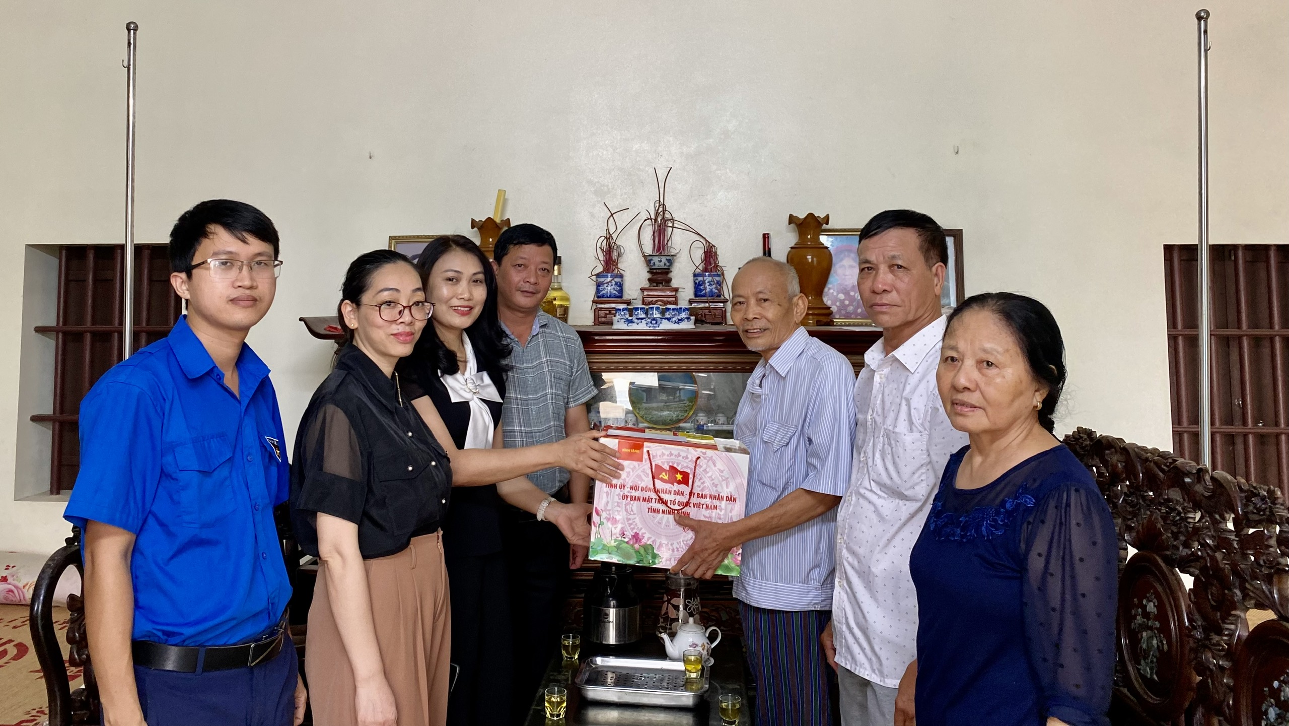Đảng ủy, HĐND, UBND, UBMTTQ Việt Nam xã  Xuân Hồng  tổ chức các đoàn đến thăm hỏi, tặng  quà  Mẹ Việt Nam Anh Hùng, các thương binh nặng trên địa bàn
