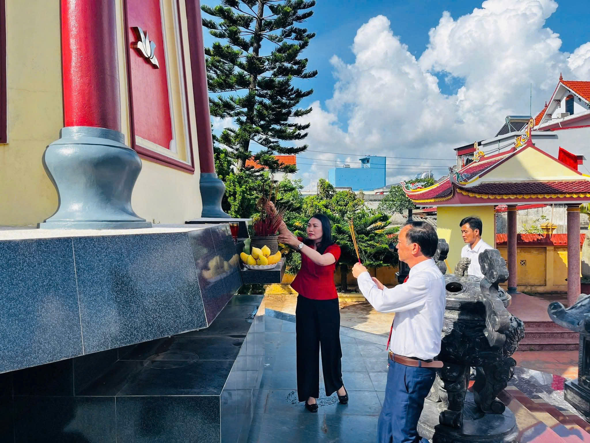Đoàn đại biểu của xã Xuân Hồng tổ chức Dâng hương Nhà Cố Tổng Bí thư Trường Chinh và các NTLS trên địa bàn xã trước thềm Đại hội Đảng bộ xã Nhiệm kỳ 2025-2030!