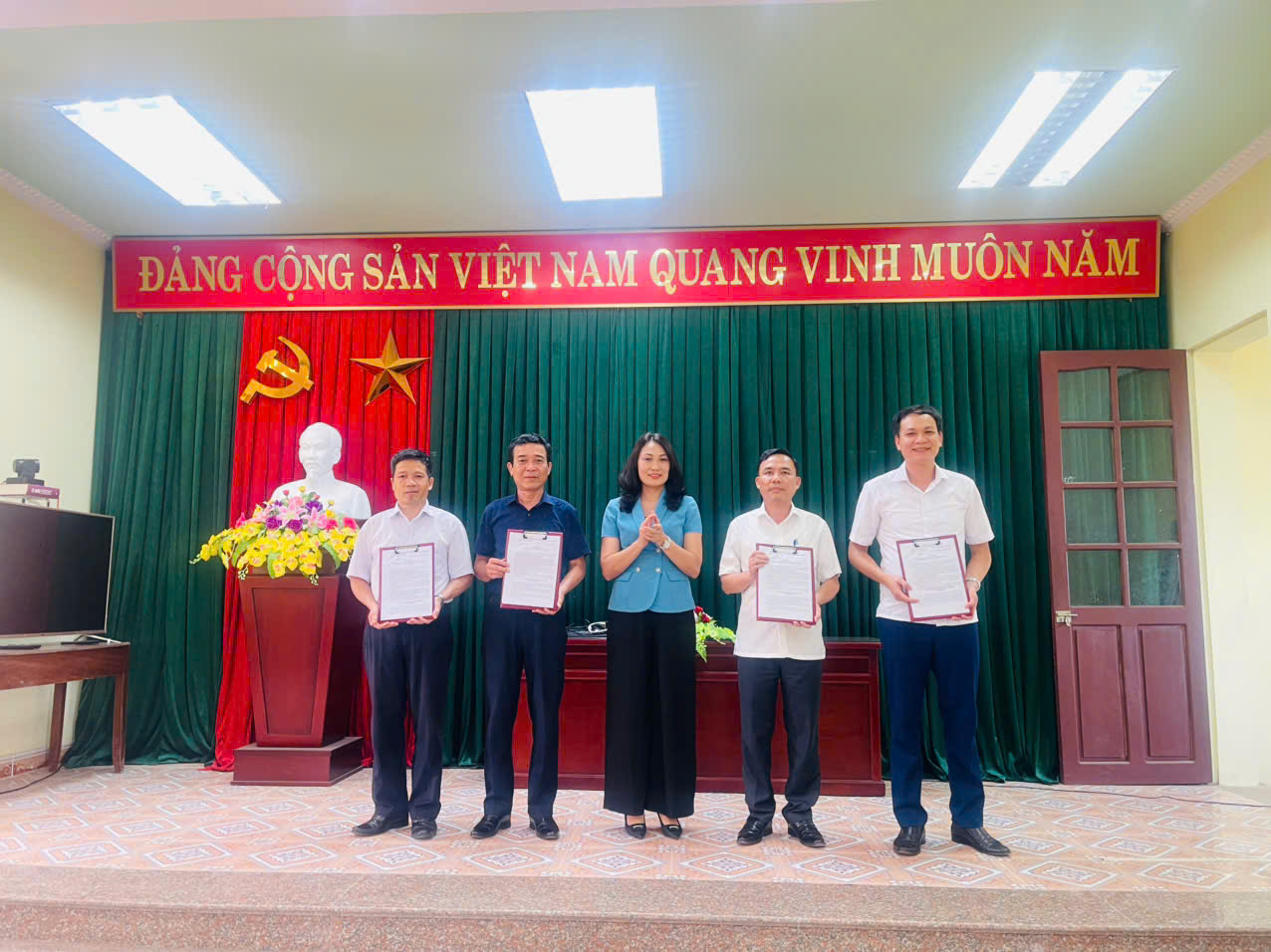 CÔNG BỐ CÁC QUYẾT ĐỊNH CỦA ĐẢNG ỦY XÃ XUÂN HỒNG VỀ CÔNG TÁC TỔ CHỨC, CÁN BỘ VÀ TRIỂN KHAI CÁC NHIỆM VỤ TRỌNG TÂM TRONG THỜI GIAN TỚI