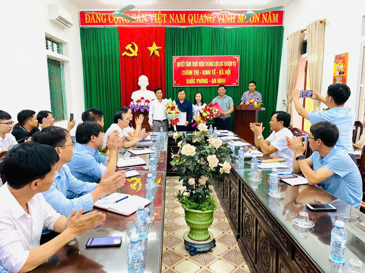 UBND XÃ XUÂN HỒNG CÔNG BỐ QUYẾT ĐỊNH THÀNH LẬP TRUNG TÂM PHỤC VỤ HÀNH CHÍNH CÔNG VÀ CÁC QUYẾT ĐỊNH VỀ CÔNG TÁC CÁN BỘ