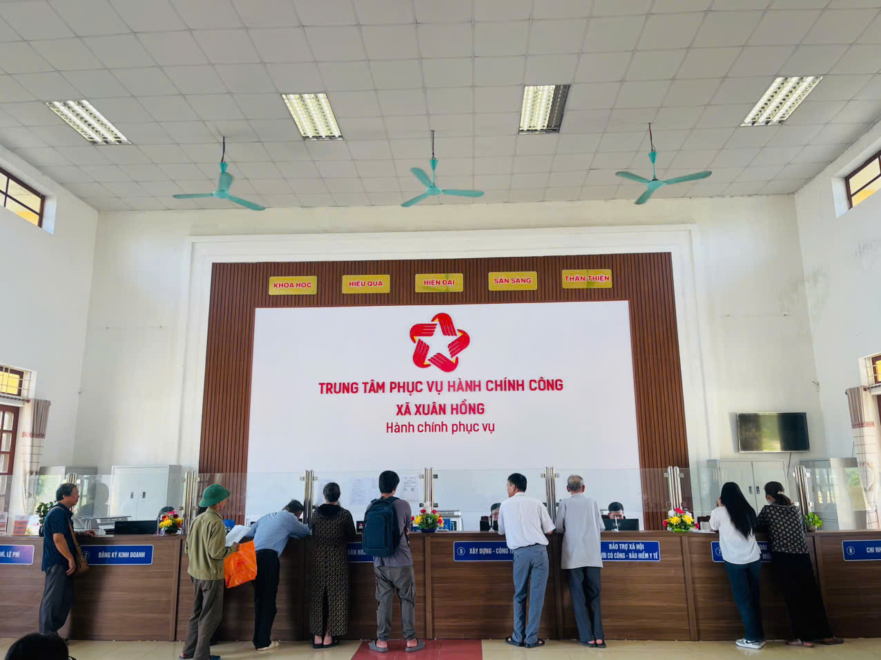 Một tháng hoạt động hiệu quả của Trung tâm phục vụ hành chính công xã Xuân Hồng