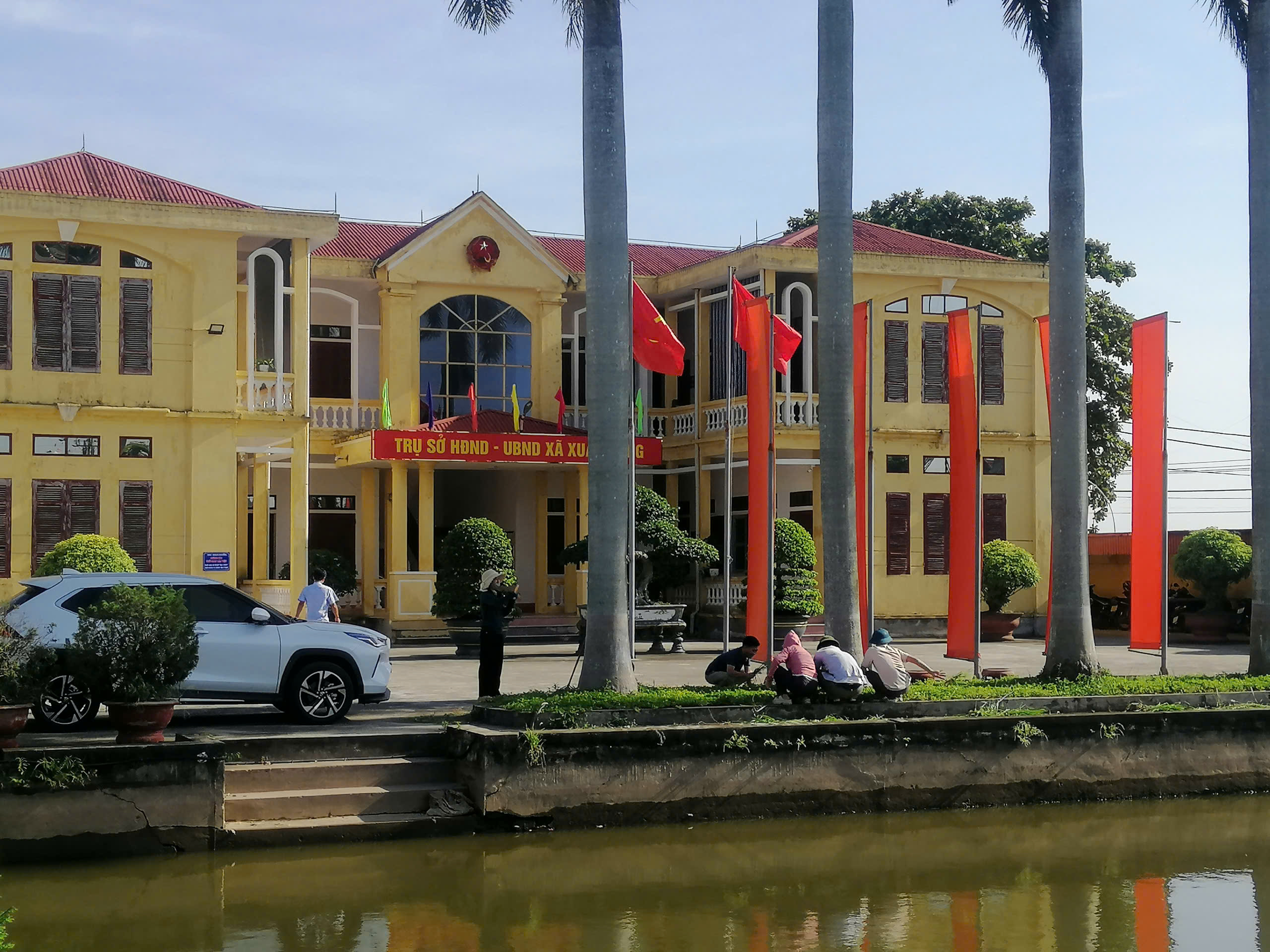 Xã Xuân Hồng tổ chức ra quân tổng vệ sinh môi trường chào mừng  Đại hội Đảng bộ xã lần thứ I, nhiệm kỳ 2025 - 2030