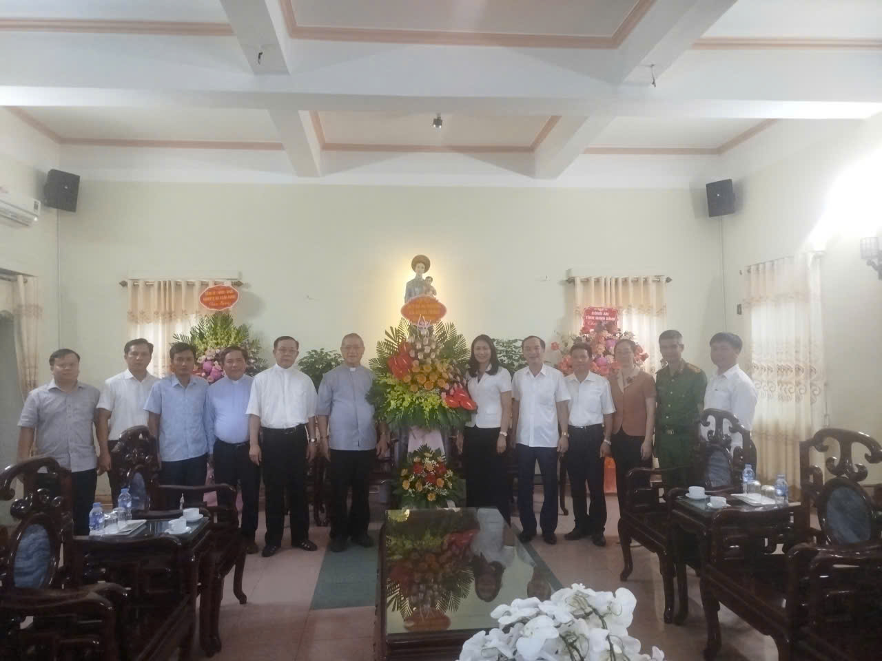 Lãnh đạo xã Xuân Hồng chúc mừng Giáo phận Bùi Chu, Giáo xứ Bùi Chu nhân dịp Lễ kính thánh Đa Minh 08-8
