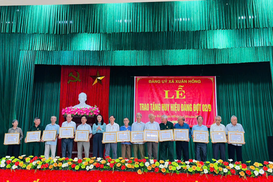 Lễ trao tặng Huy hiệu Đảng đợt 2/9 năm 2025  