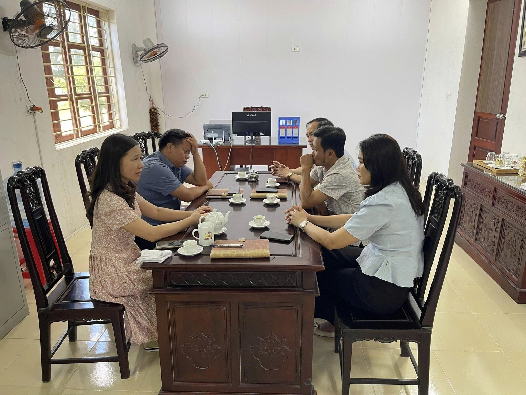 Đồng chí Lê Thị Tố Nga, Bí thư Đảng ủy, Chủ tịch HĐND xã Xuân Hồng thăm, động viên tinh thần, trách nhiệm vì Nhân dân phục vụ tại Trung tâm phục vụ hành chính công của xã 