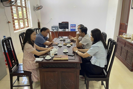 Đồng chí Lê Thị Tố Nga, Bí thư Đảng ủy, Chủ tịch HĐND xã Xuân Hồng thăm, động viên tinh thần, trách nhiệm vì Nhân dân phục vụ tại Trung tâm phục vụ hành chính công của xã 