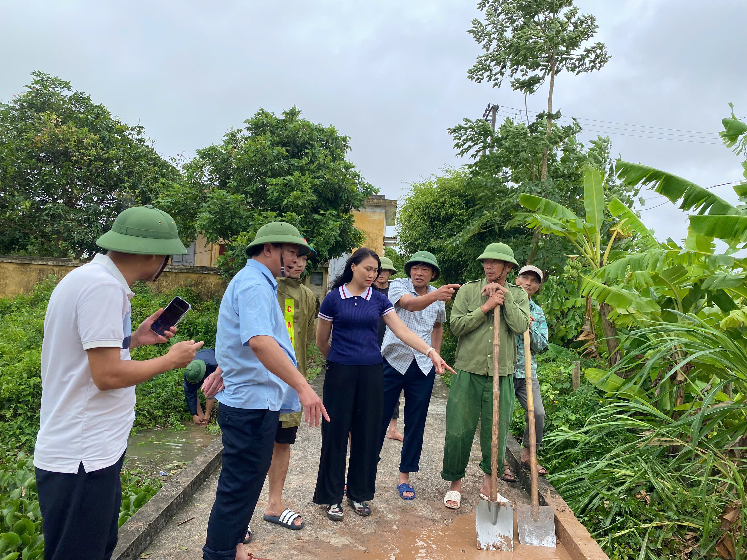 Lãnh đạo xã Xuân Hồng chỉ đạo, xử lý điểm xung yếu đê bối do ảnh hưởng bão số 3
