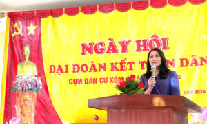 Đồng chí Lê Thị Tố Nga – Bí thư Đảng ủy, Chủ tịch HĐND xã Xuân Hồng dự Ngày hội Đại đoàn kết toàn dân tộc tại Khu dân cư xóm 5 Xuân Thành, xã Xuân Hồng