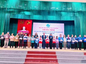 Đoàn đại biểu Hội LHPN tỉnh Ninh Bình về dâng hương tại Nhà lưu niệm cố Tổng Bí thư Trường Chinh và trao tặng quà tết cho các hội viên phụ nữ có hoàn cảnh đặc biệt khó khăn, trẻ em mồ côi có hoàn cảnh đặc biệt trên địa bàn xã Xuân Hồng.