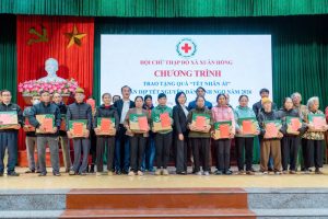 Hội chữ thập đỏ xã tổ chức chương trình trao tặng quà Tết cho các hộ gia đình có hoàn cảnh đặc biệt khó khăn, trẻ em mồ côi và người khuyết tật