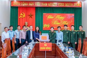 Bộ Chỉ huy Quân sự tỉnh Ninh Bình thăm và tặng quà Tết tại xã Xuân Hồng