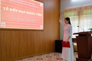 Chi bộ trường THPT Xuân Trường tổ chức Lễ kết nạp Đảng viên cho 5 học sinh ưu tú dịp kỷ niệm ngày sinh Chủ tịch Hồ Chí Minh