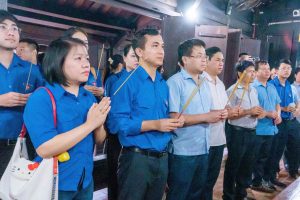 Chi đoàn Văn phòng UBND tỉnh Ninh Bình dâng hương tri ân và thăm, tặng quà người có công với cách mạng tại xã Xuân Hồng