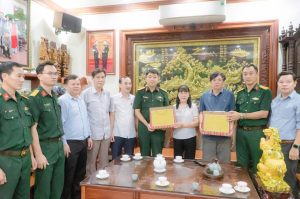 Ban Chỉ huy Phòng thủ khu vực 3 – Đông A phối hợp với Đảng ủy, HĐND, UBND, Ủy ban MTTQ Việt Nam xã Xuân Hồng, Ban Chỉ huy Quân sự xã tổ chức thăm, tặng quà các gia đình người có công với cách mạng trên địa bàn nhân kỷ niệm 79 năm Ngày Thương binh – Liệt sĩ