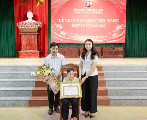 XÃ XUÂN HỒNG TỔ CHỨC LỄ TRAO TẶNG HUY HIỆU ĐẢNG CHO CÁC ĐẢNG VIÊN ĐỦ ĐIỀU KIỆN ĐỢT 19/5