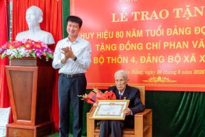 LỄ TRAO TẶNG HUY HIỆU 80 NĂM TUỔI ĐẢNG CHO ĐỒNG CHÍ PHAN VĂN PHỔ TẤM GƯƠNG SÁNG TRỌN ĐỜI THEO ĐẢNG VÀ SỰ NGHIỆP GIEO CHỮ QUÊ HƯƠNG