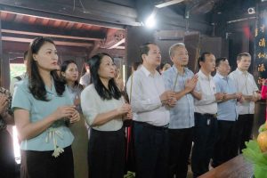 ĐOÀN ĐẠI BIỂU CHI BỘ PHÒNG HÀNH CHÍNH – LƯU TRỮ VĂN PHÒNG TỈNH ỦY DÂNG HƯƠNG TƯỞNG NIỆM TỔNG BÍ THƯ TRƯỜNG CHINH