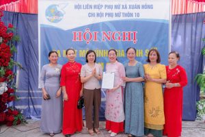 HỘI LHPN XÃ XUÂN HỒNG RA MẮT MÔ HÌNH “GIA ĐÌNH SỐ” TẠI CHI HỘI PHỤ NỮ THÔN 10