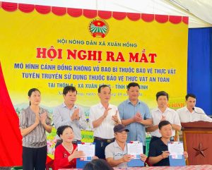 HỘI NÔNG DÂN XÃ XUÂN HỒNG RA MẮT MÔ HÌNH “CÁNH ĐỒNG KHÔNG VỎ BAO BÌ THUỐC BẢO VỆ THỰC VẬT” TẠI THÔN 8
